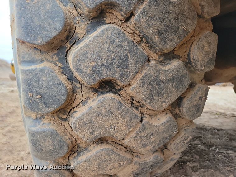 image for item DO3210 1999 Caterpillar D250E II haul truck