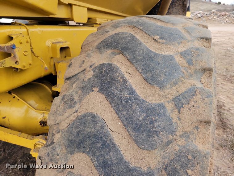 image for item DO3210 1999 Caterpillar D250E II haul truck