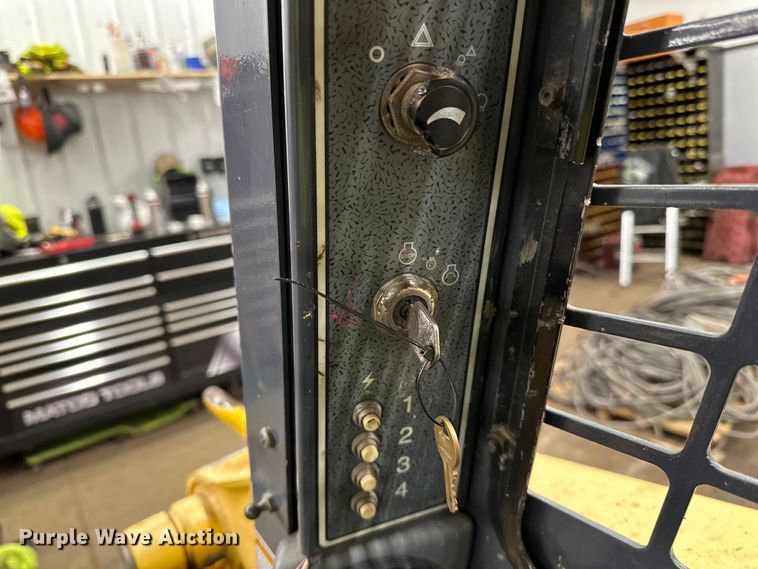 image for item DO3226 2008 Gehl 5640 skid steer loader