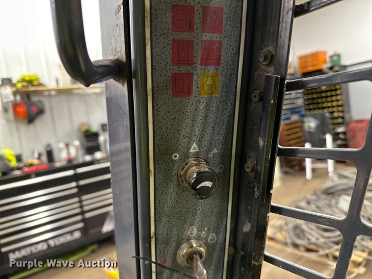 image for item DO3226 2008 Gehl 5640 skid steer loader