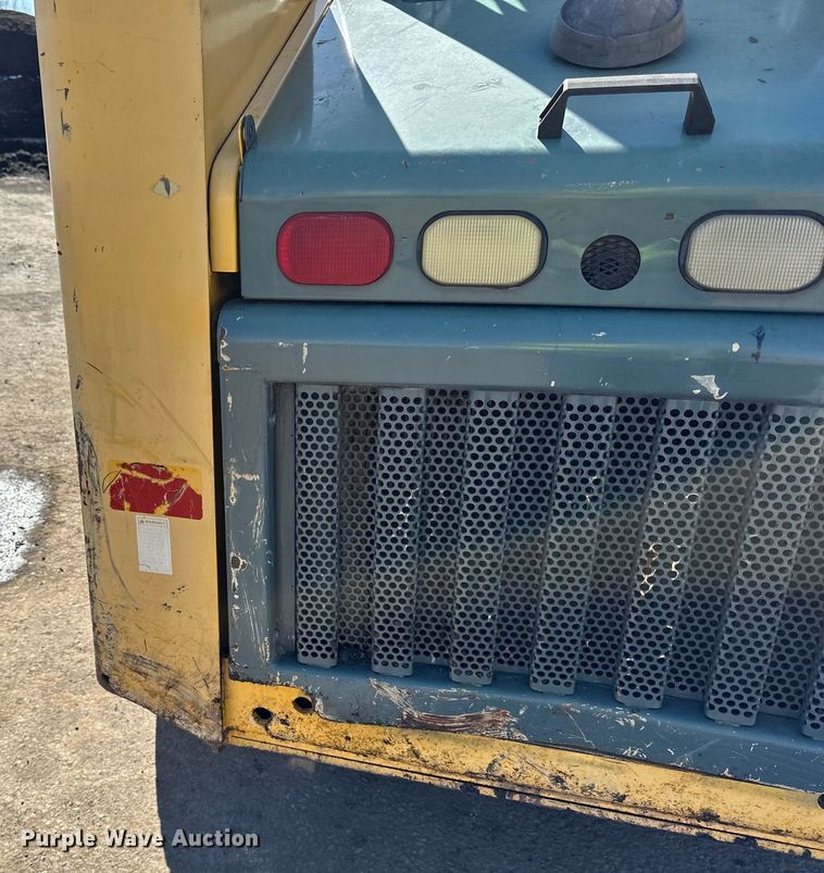 image for item DO3227 2007 Gehl 5640  skid steer loader