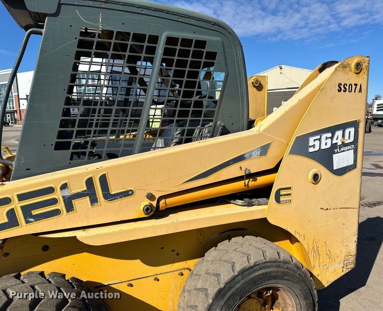 image for item DO3227 2007 Gehl 5640  skid steer loader