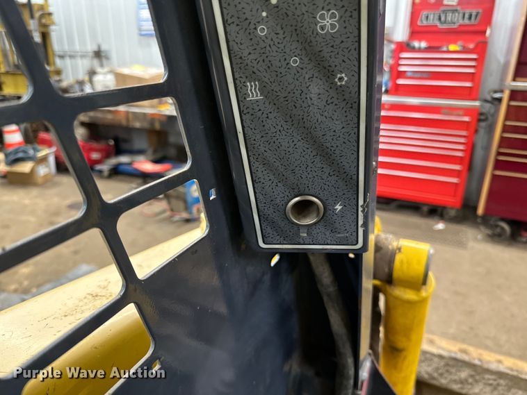 image for item DO3227 2007 Gehl 5640  skid steer loader