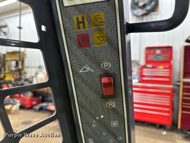 image for item DO3227 2007 Gehl 5640  skid steer loader