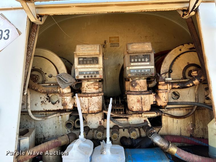 image for item DO3263 1979 International  1854 fuel truck