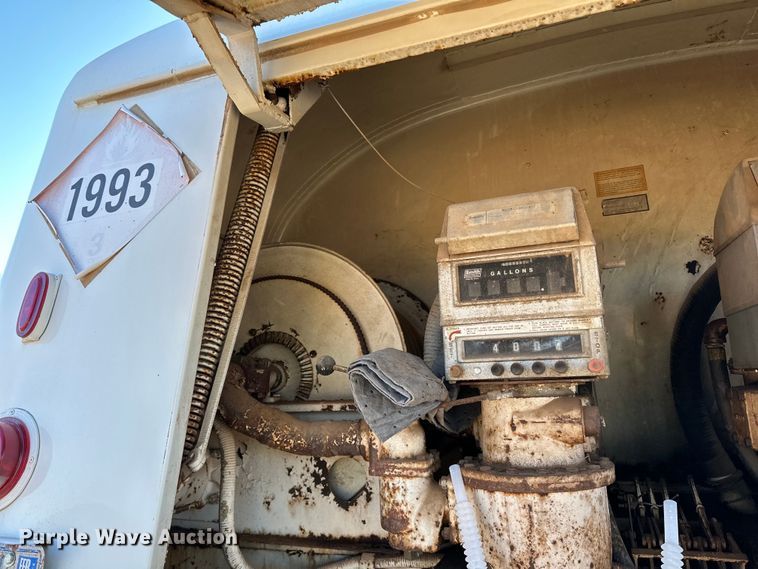 image for item DO3263 1979 International  1854 fuel truck