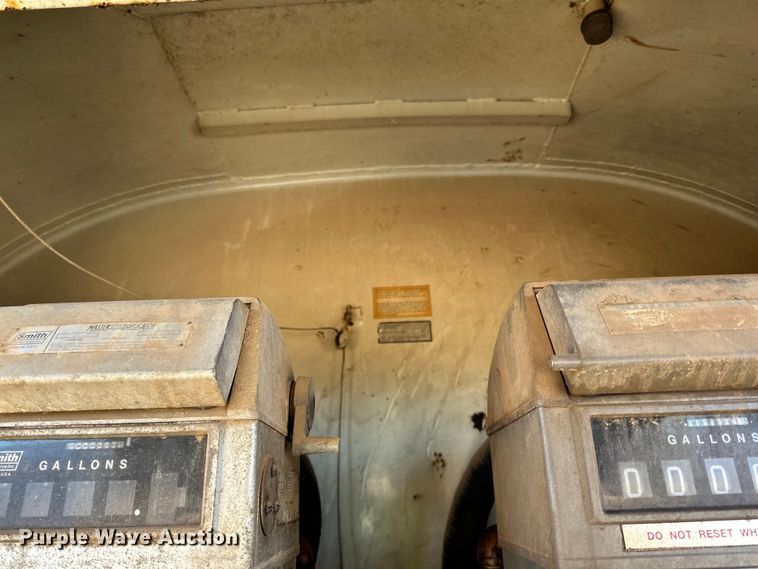 image for item DO3263 1979 International  1854 fuel truck