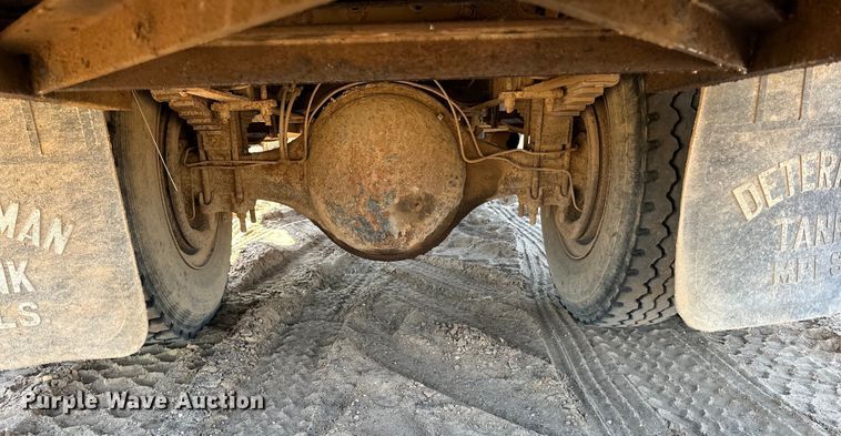 image for item DO3263 1979 International  1854 fuel truck