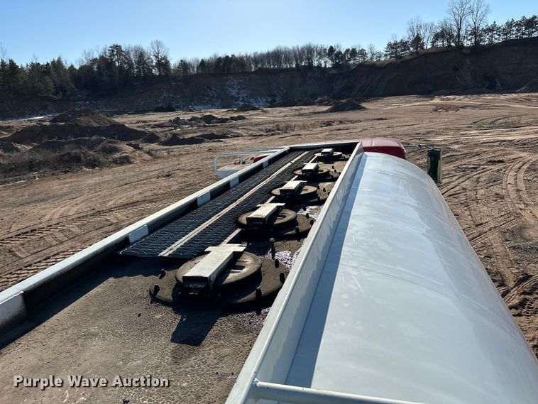 image for item DO3263 1979 International  1854 fuel truck