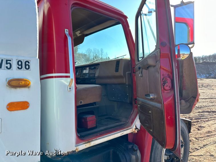 image for item DO3263 1979 International  1854 fuel truck