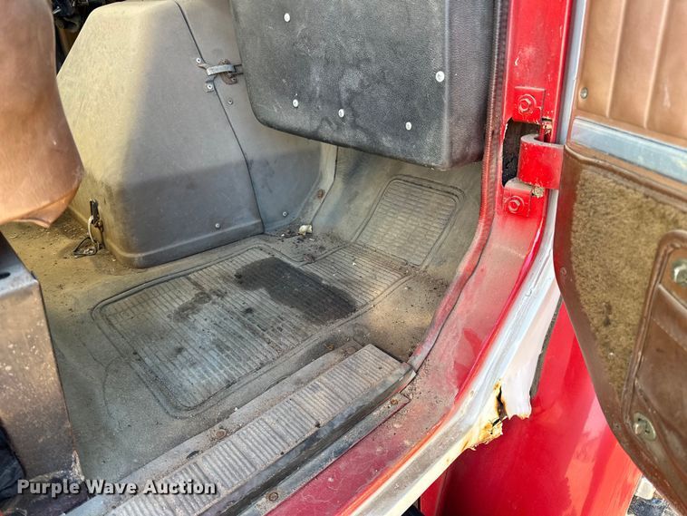 image for item DO3263 1979 International  1854 fuel truck