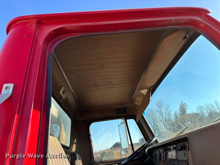 image for item DO3263 1979 International  1854 fuel truck