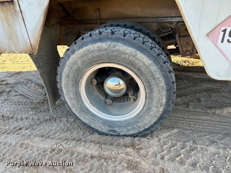 image for item DO3263 1979 International  1854 fuel truck