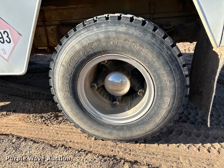 image for item DO3263 1979 International  1854 fuel truck