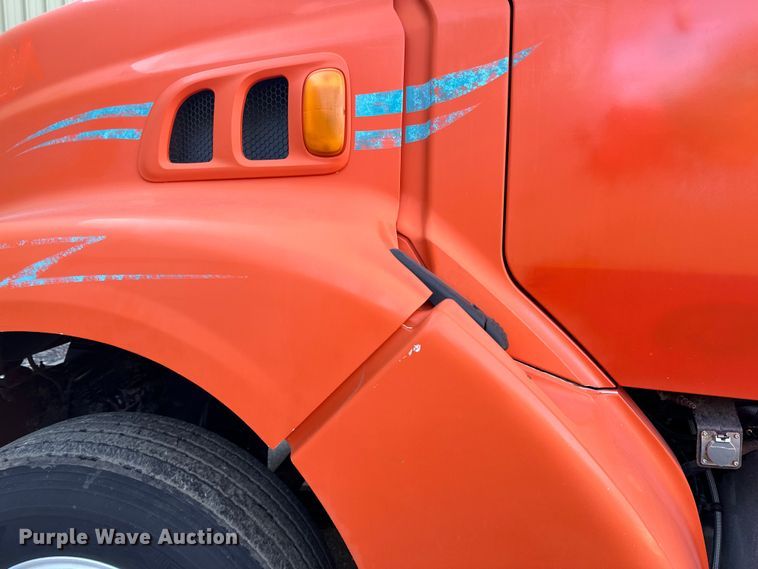 image for item DO3272 2000 Sterling  L9500 box truck