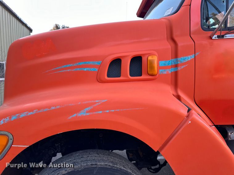 image for item DO3272 2000 Sterling  L9500 box truck