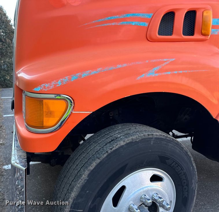 image for item DO3272 2000 Sterling  L9500 box truck