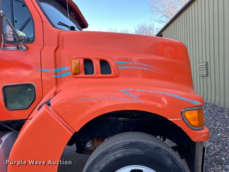 image for item DO3272 2000 Sterling  L9500 box truck