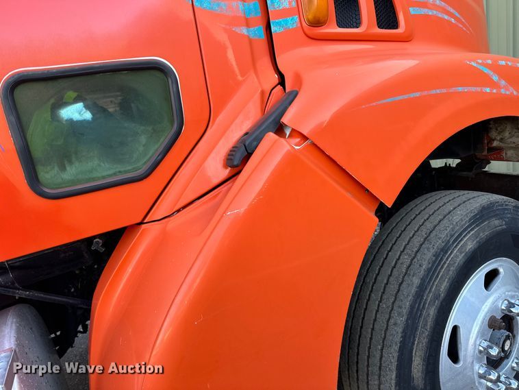 image for item DO3272 2000 Sterling  L9500 box truck