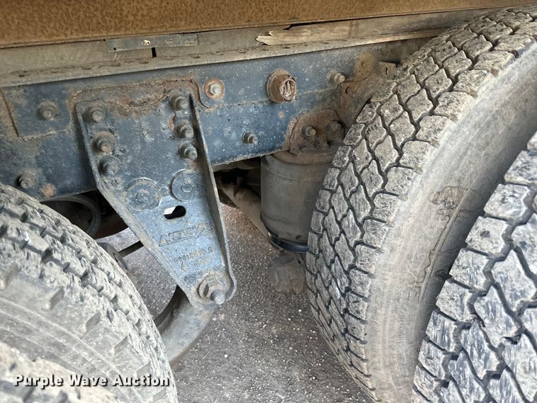 image for item DO3272 2000 Sterling  L9500 box truck