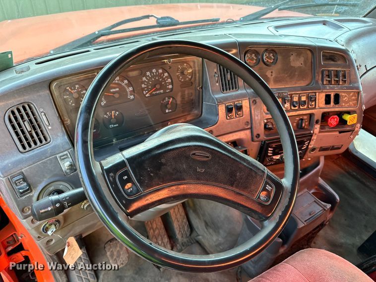 image for item DO3272 2000 Sterling  L9500 box truck