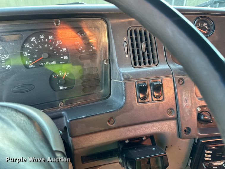 image for item DO3272 2000 Sterling  L9500 box truck