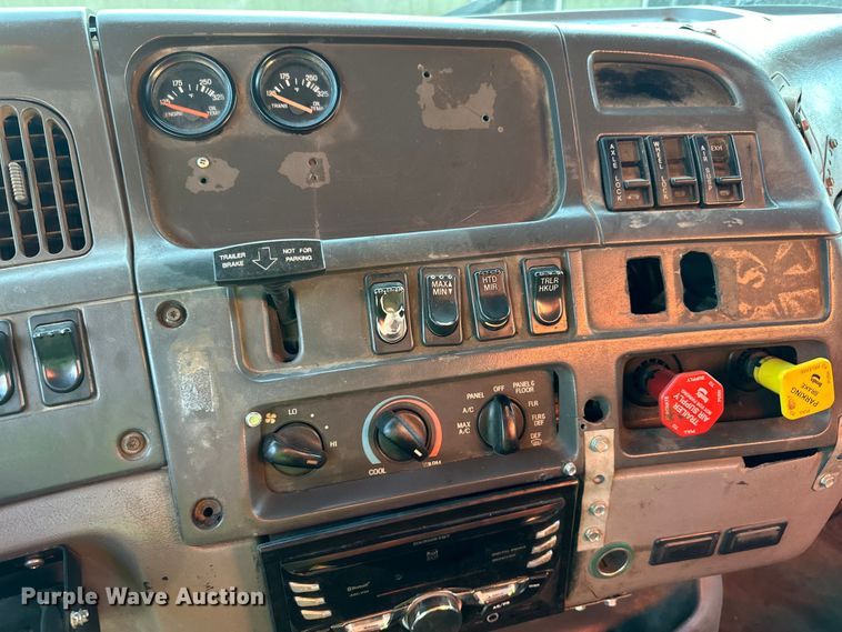 image for item DO3272 2000 Sterling  L9500 box truck