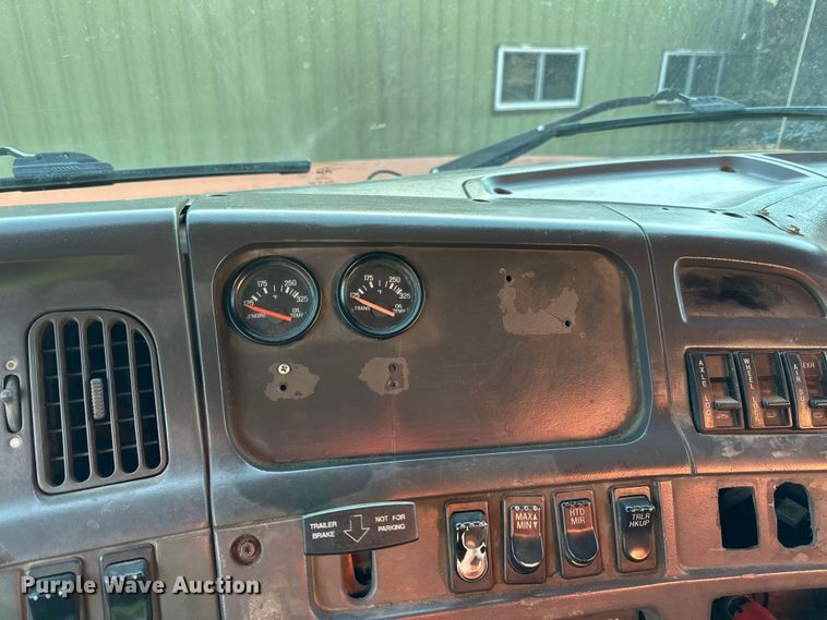 image for item DO3272 2000 Sterling  L9500 box truck