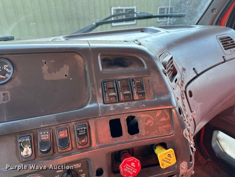 image for item DO3272 2000 Sterling  L9500 box truck