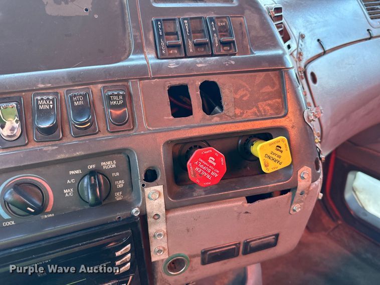 image for item DO3272 2000 Sterling  L9500 box truck