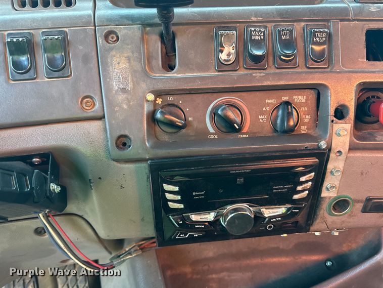 image for item DO3272 2000 Sterling  L9500 box truck