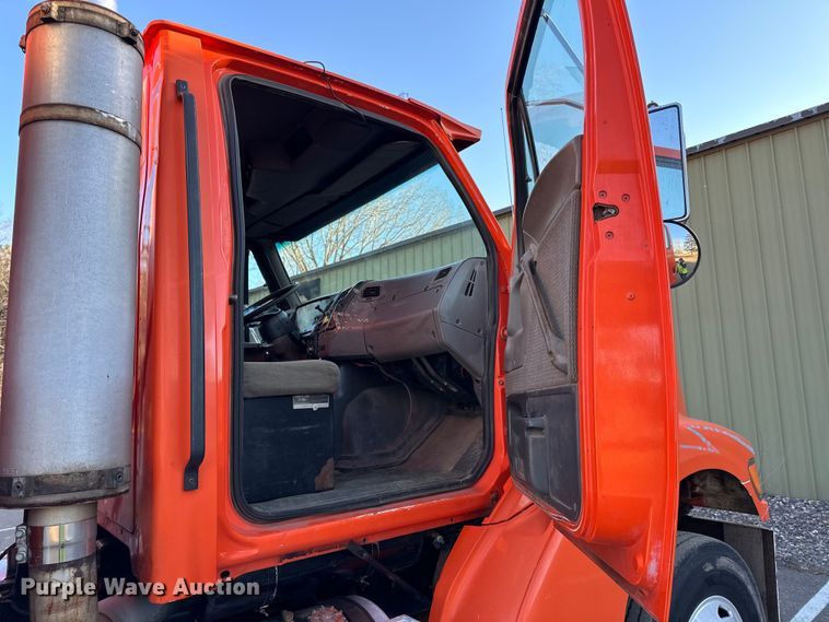 image for item DO3272 2000 Sterling  L9500 box truck