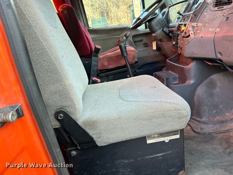 image for item DO3272 2000 Sterling  L9500 box truck