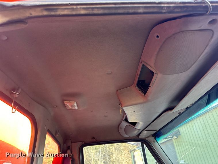 image for item DO3272 2000 Sterling  L9500 box truck