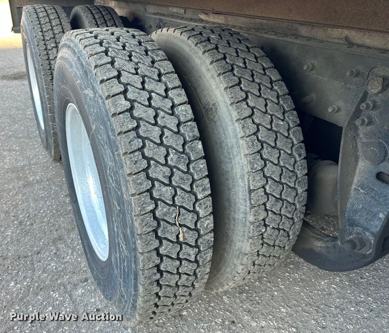 image for item DO3272 2000 Sterling  L9500 box truck