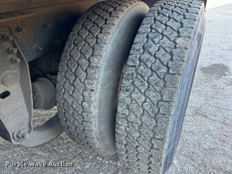 image for item DO3272 2000 Sterling  L9500 box truck