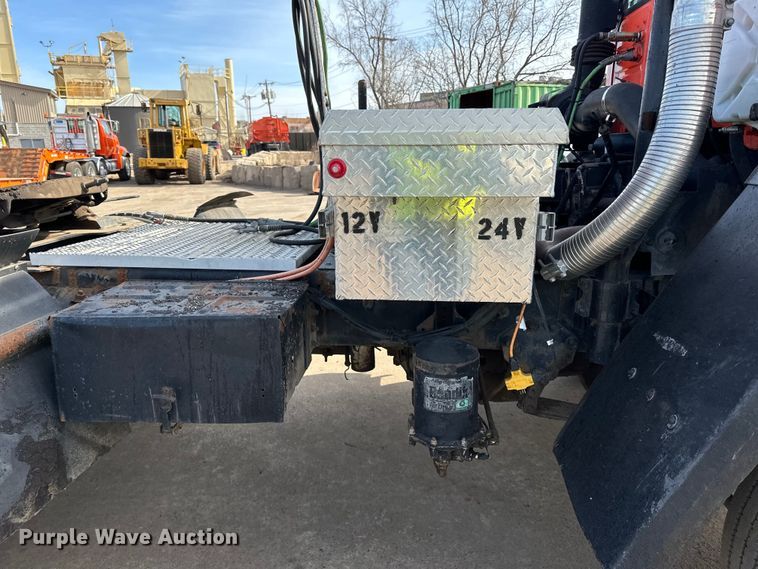 image for item DO3296 1996 Ford CF8000 semi truck