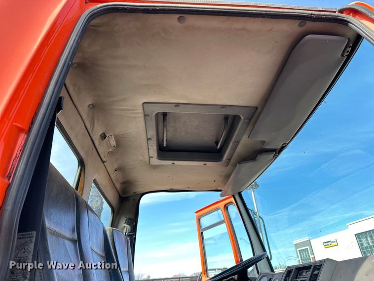 image for item DO3296 1996 Ford CF8000 semi truck