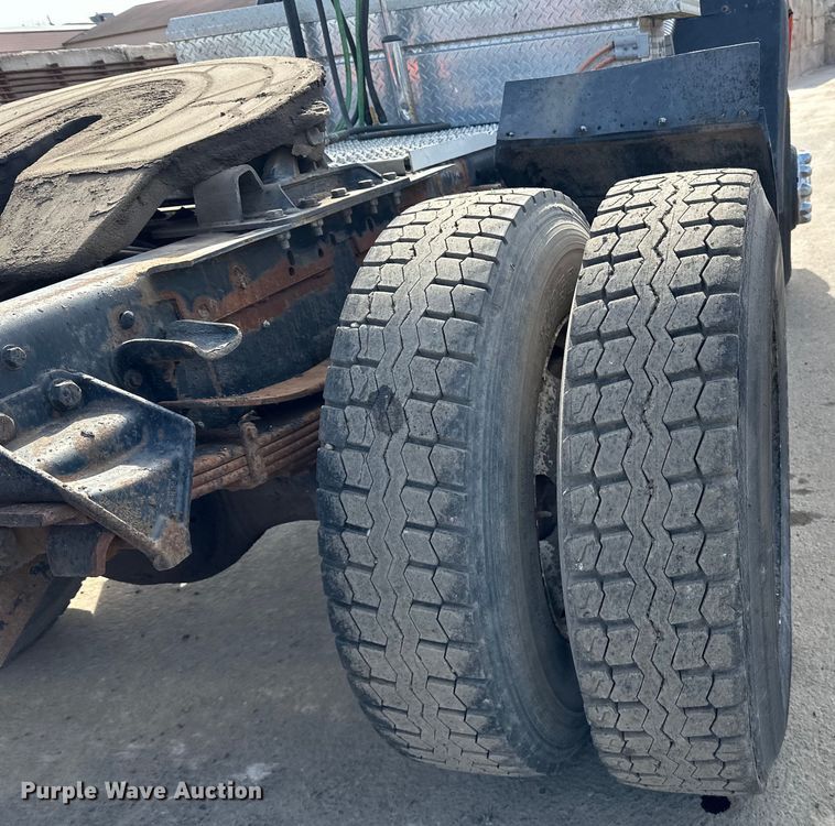 image for item DO3296 1996 Ford CF8000 semi truck