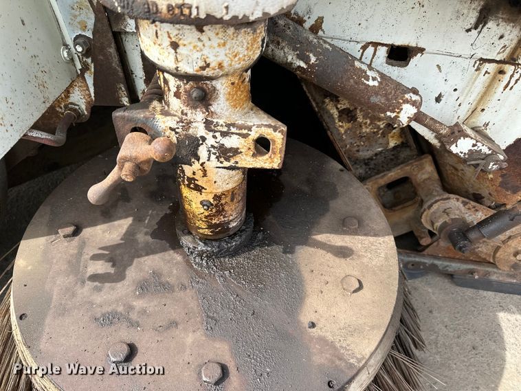 image for item DO3297 1996 Elgin Pellican street sweeper