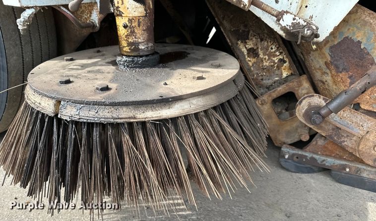 image for item DO3297 1996 Elgin Pellican street sweeper