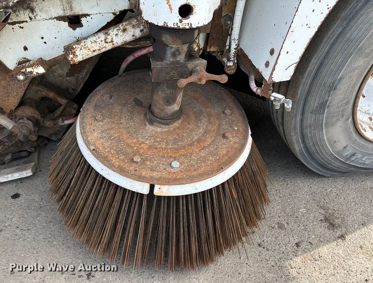 image for item DO3297 1996 Elgin Pellican street sweeper