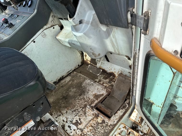 image for item DO3297 1996 Elgin Pellican street sweeper