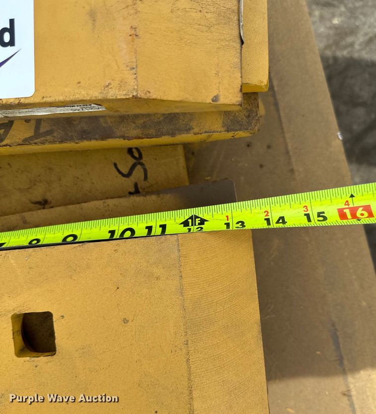 image for item DO3387 Wheel loader cutting edges 