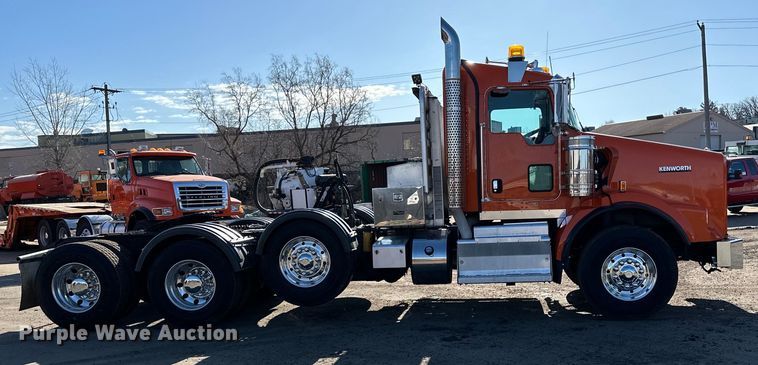 image for item DO3395 2014 Kenworth  T800W semi truck