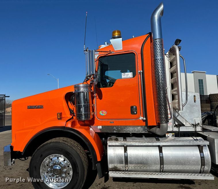 image for item DO3395 2014 Kenworth  T800W semi truck