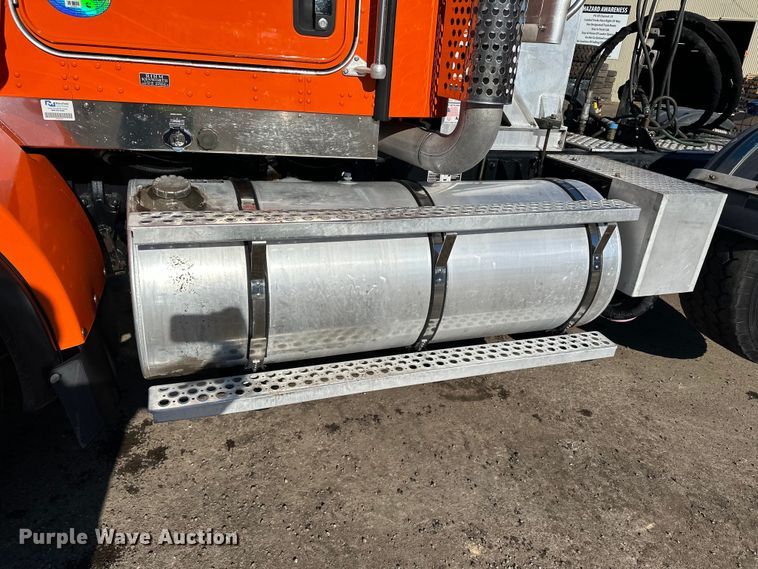 image for item DO3395 2014 Kenworth  T800W semi truck