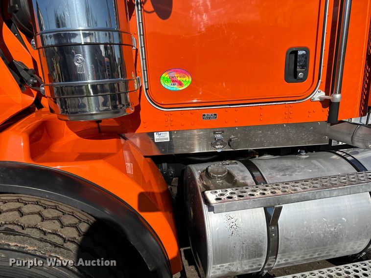 image for item DO3395 2014 Kenworth  T800W semi truck