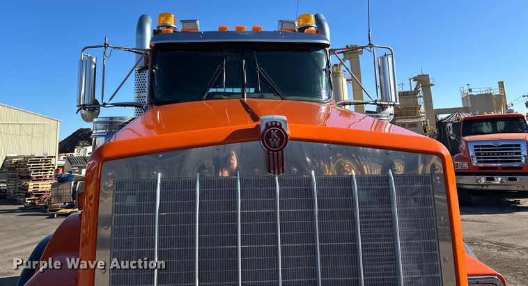 image for item DO3395 2014 Kenworth  T800W semi truck