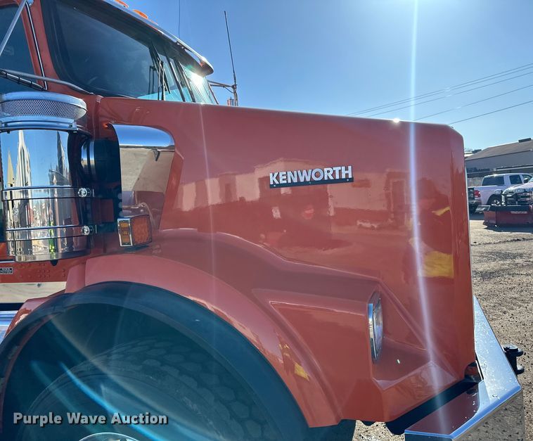 image for item DO3395 2014 Kenworth  T800W semi truck